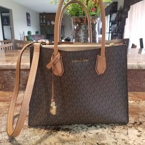 New Micheal Kors lrg purse